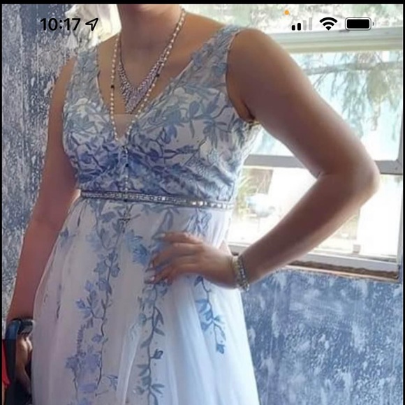 White ball gown with blue embroidery - Picture 3 of 5
